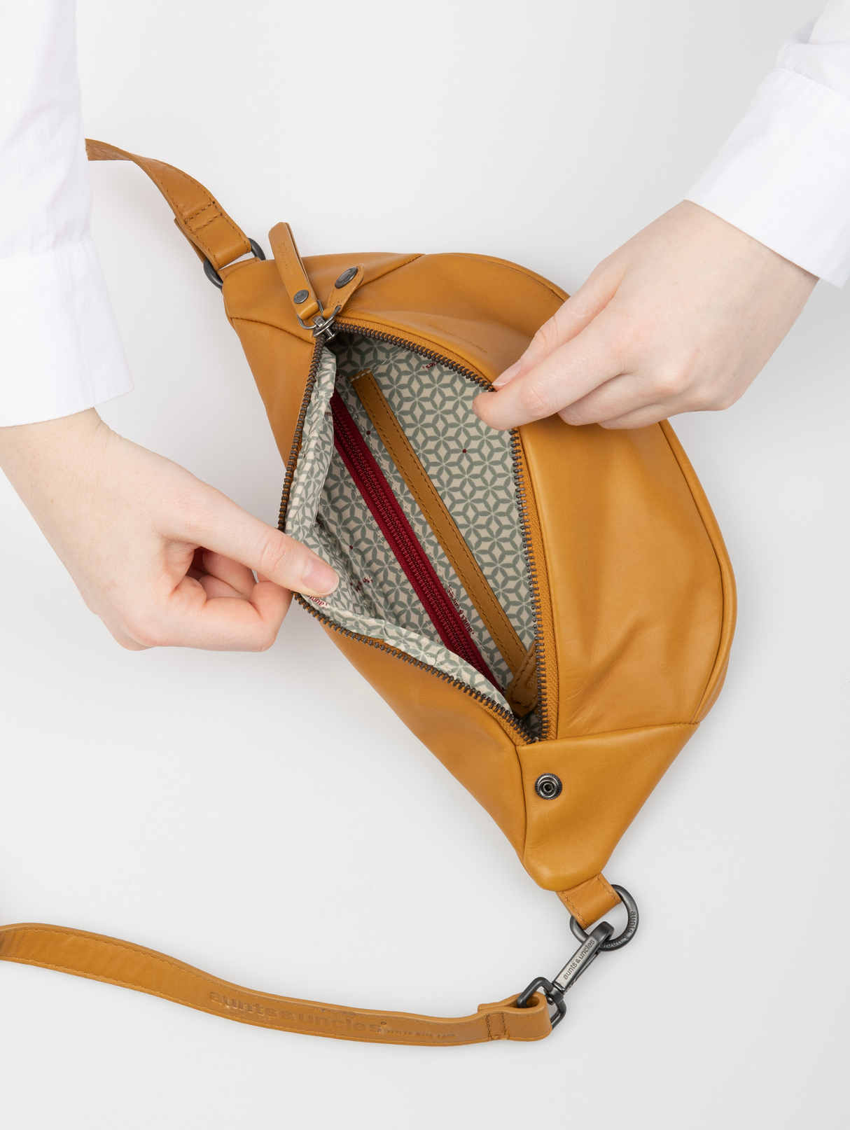 Aunts & Uncles Jamie's Orchard Bilberry Beltbag